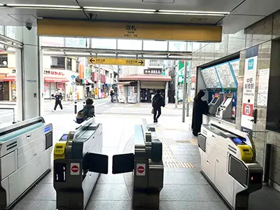 中野新橋駅改札出たら右へ