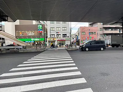 道なりに行くと「甲州街道」という大きな交差点がありますのでそこを渡ります。