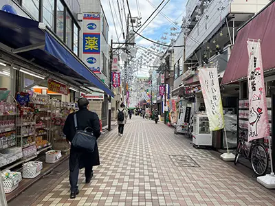 渡ると、「十号通り商店街」がございますので、入っていきます